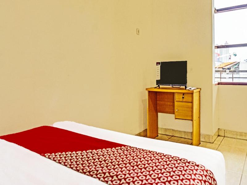 Super OYO 91535 J&b Rooms Tomang image