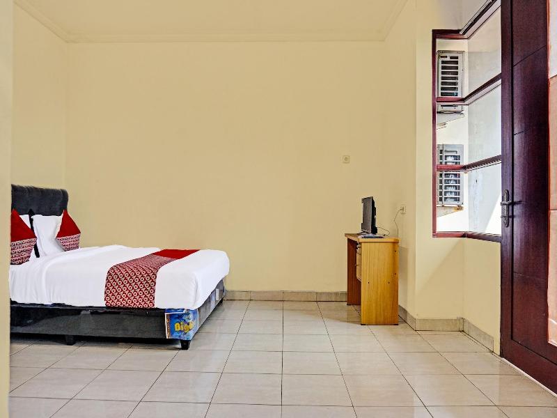Super OYO 91535 J&b Rooms Tomang image
