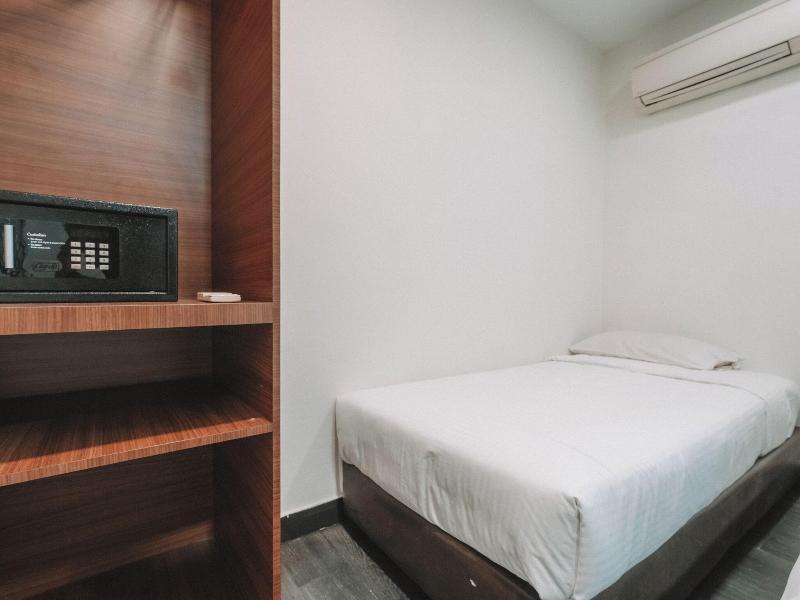 L Hotel @ 51 Desker image