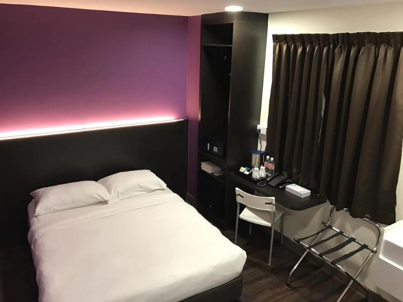 L Hotel @ 51 Desker image