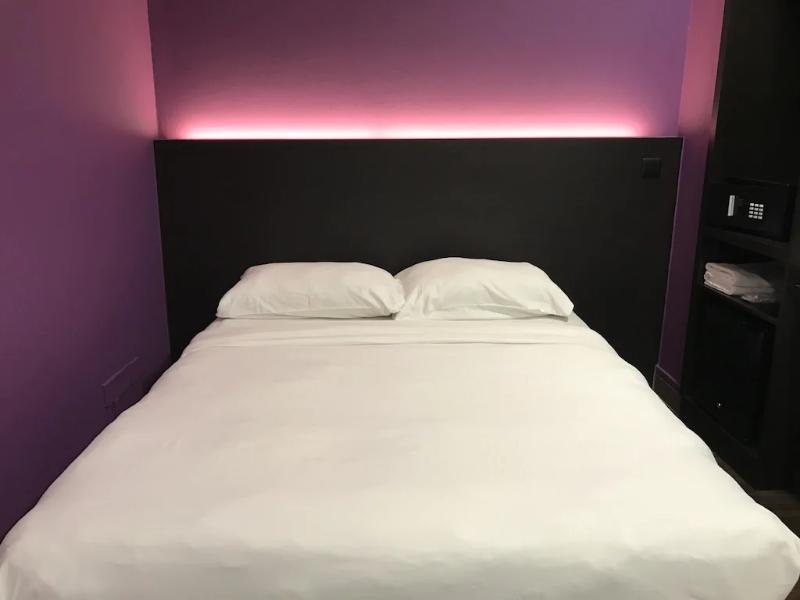 L Hotel @ 51 Desker image