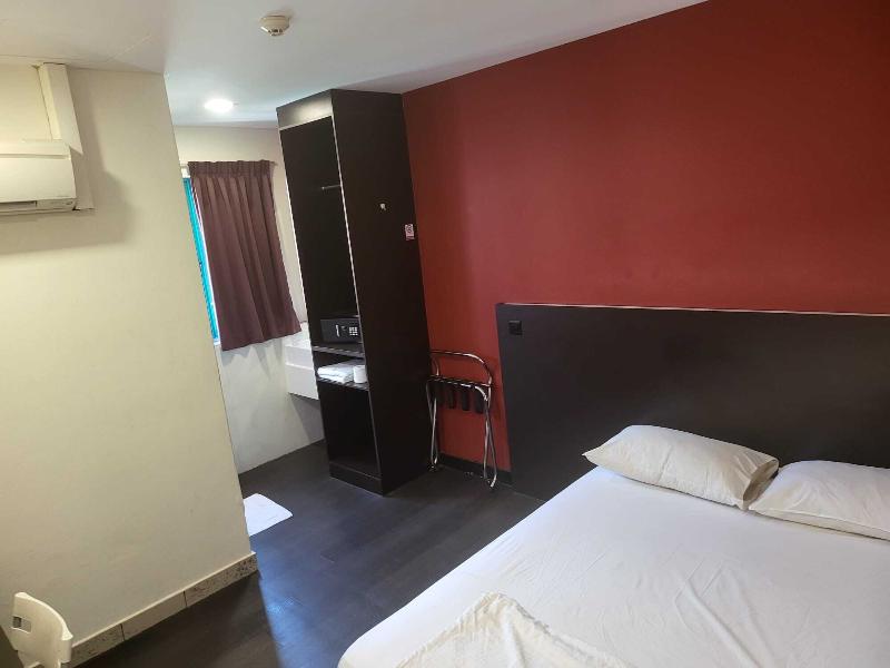 L Hotel @ 51 Desker image