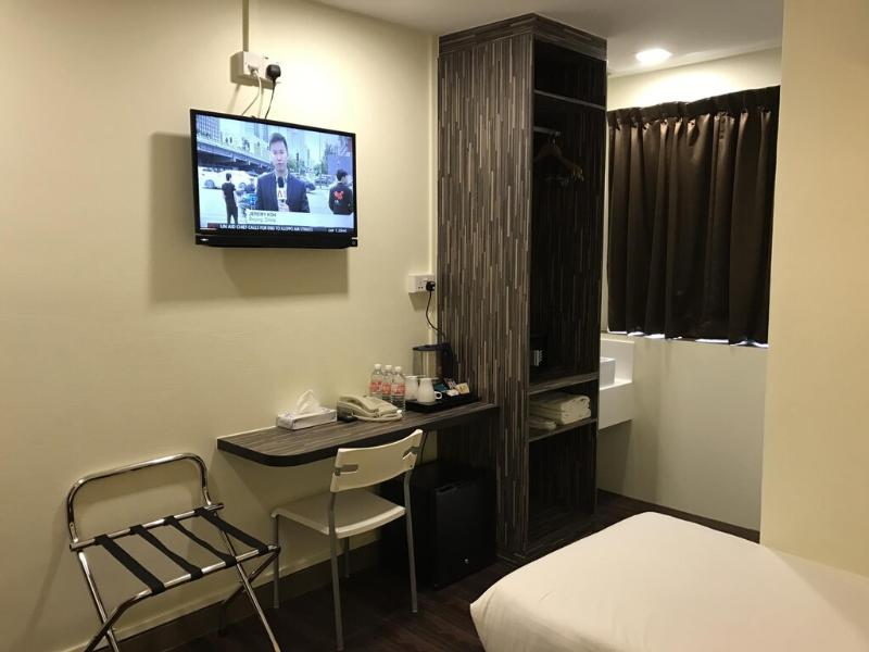 L Hotel @ 51 Desker image