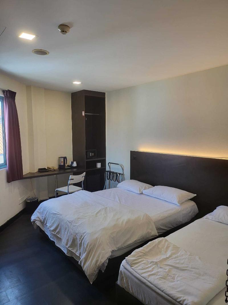 L Hotel @ 51 Desker image