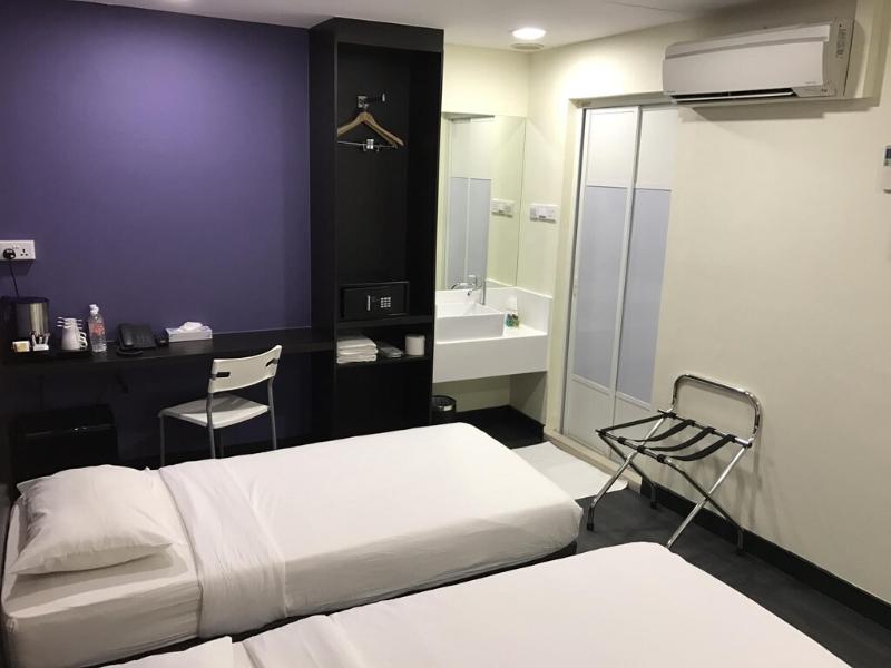 L Hotel @ 51 Desker image