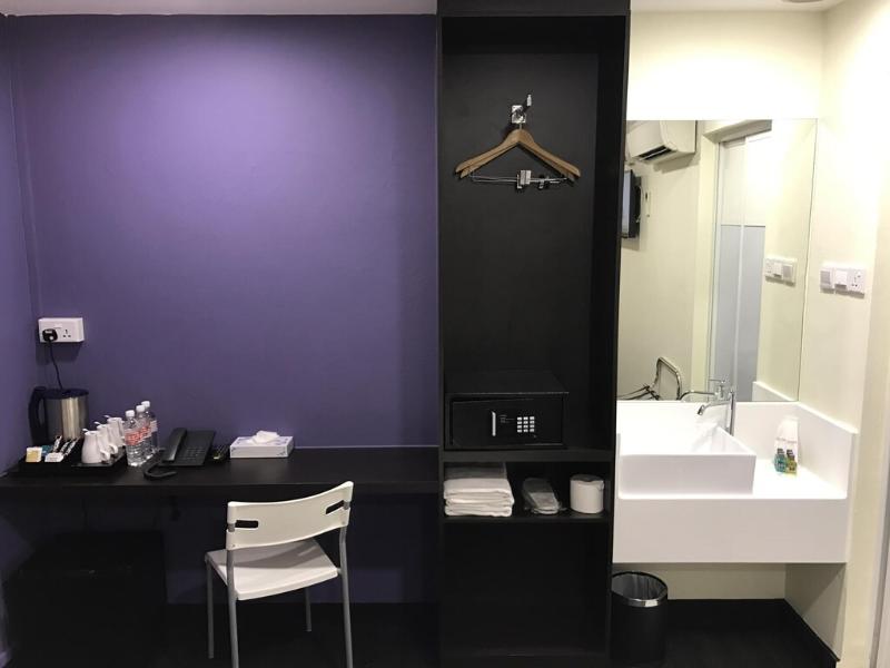 L Hotel @ 51 Desker image