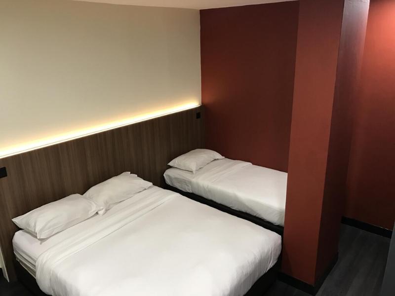 L Hotel @ 51 Desker image