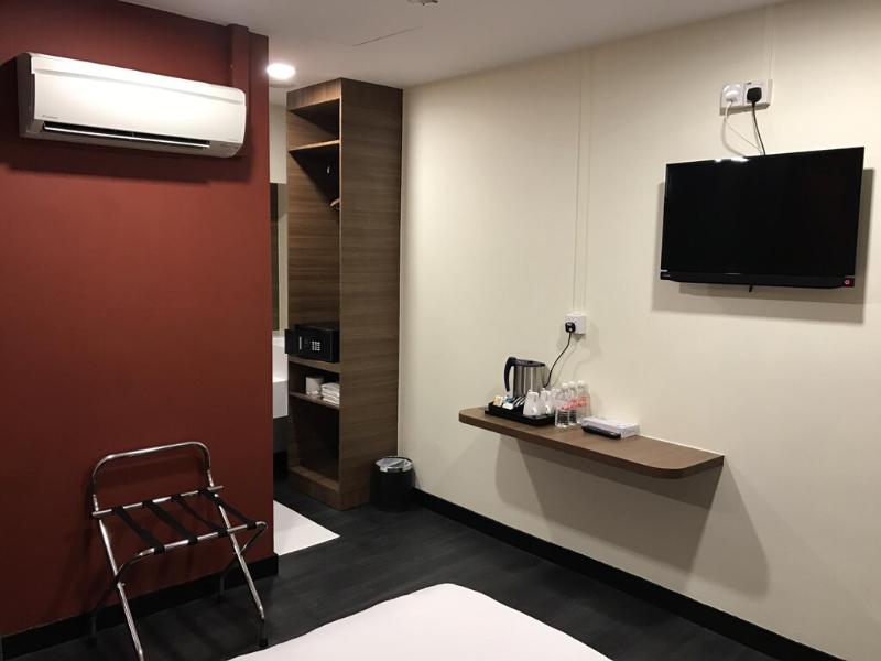 L Hotel @ 51 Desker image