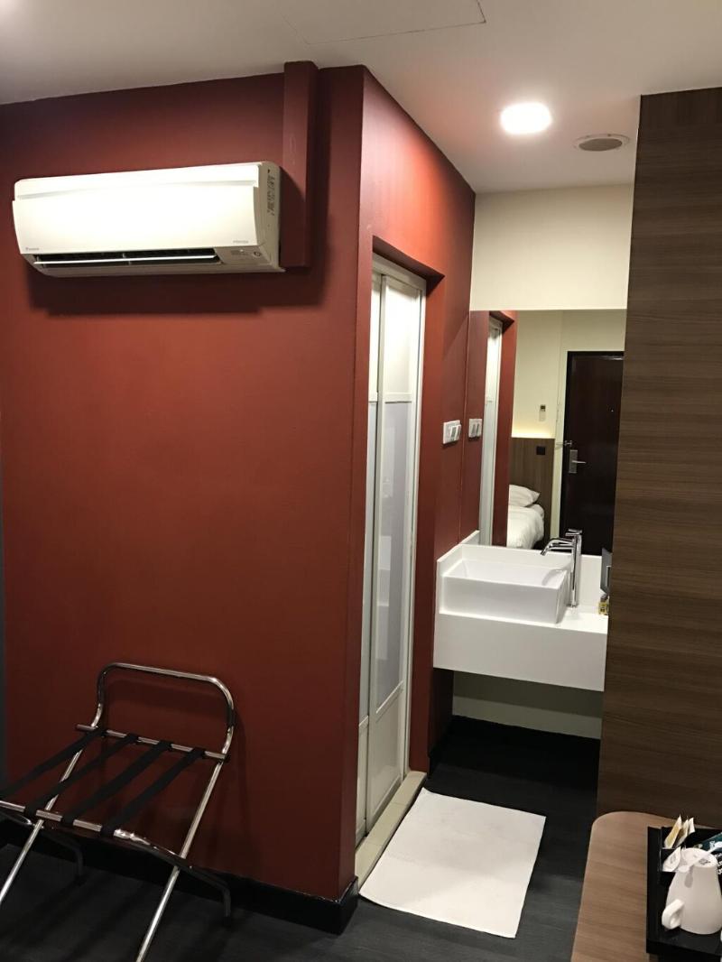 L Hotel @ 51 Desker image