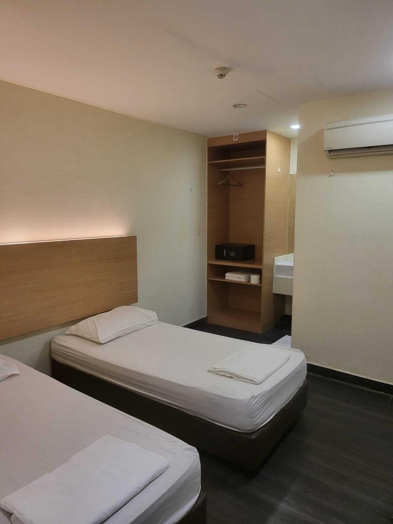 L Hotel @ 51 Desker image