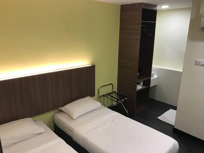 L Hotel @ 51 Desker image