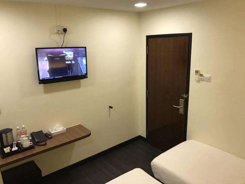 L Hotel @ 51 Desker image