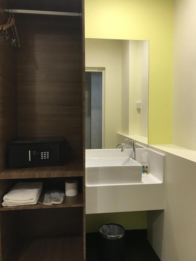 L Hotel @ 51 Desker image
