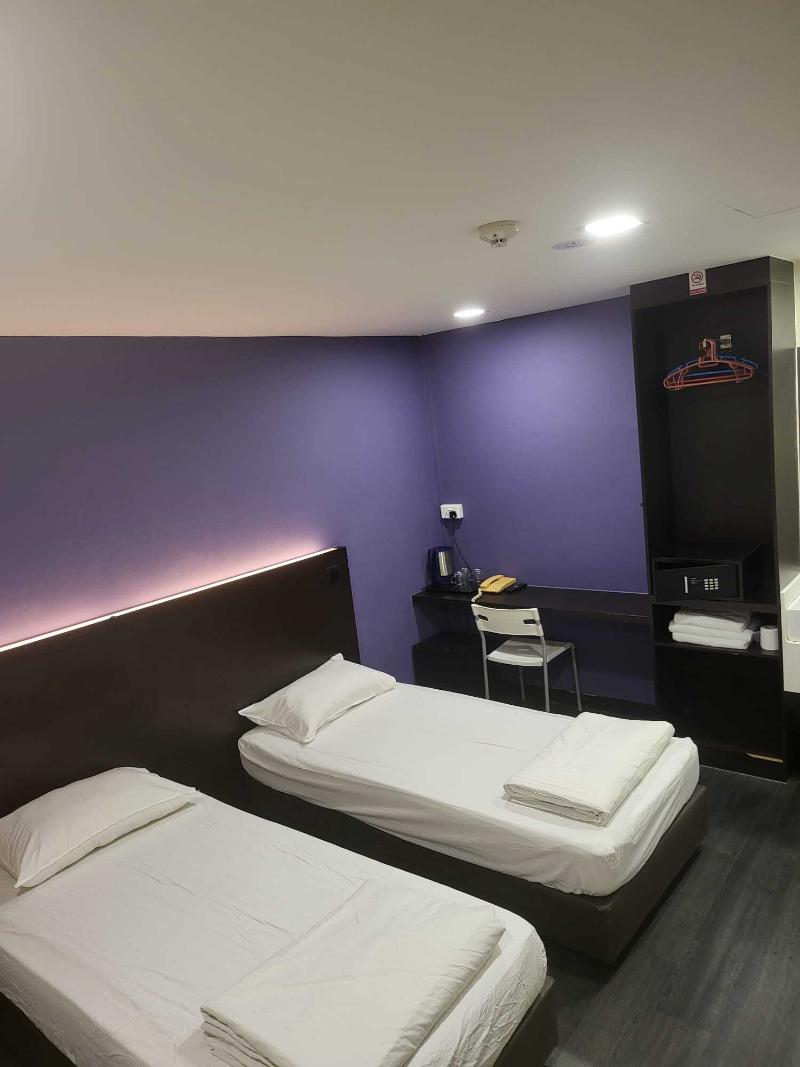L Hotel @ 51 Desker image