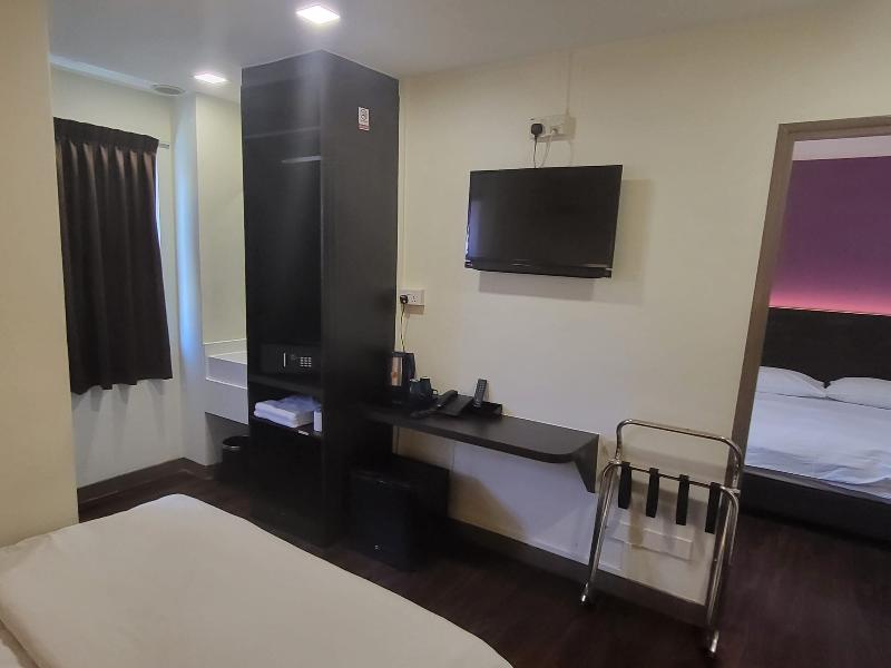 L Hotel @ 51 Desker image