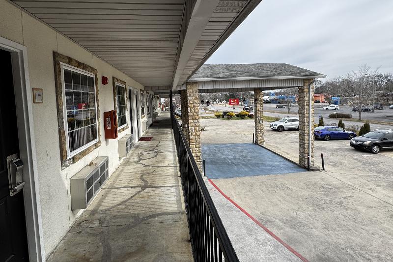 General Bragg Inn & Suites Chickamauga image