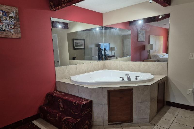 General Bragg Inn & Suites Chickamauga image