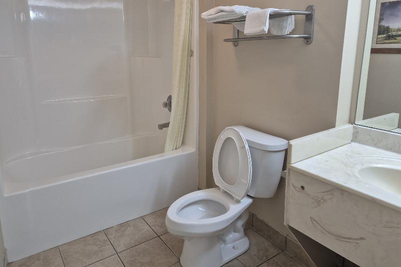 General Bragg Inn & Suites Chickamauga image