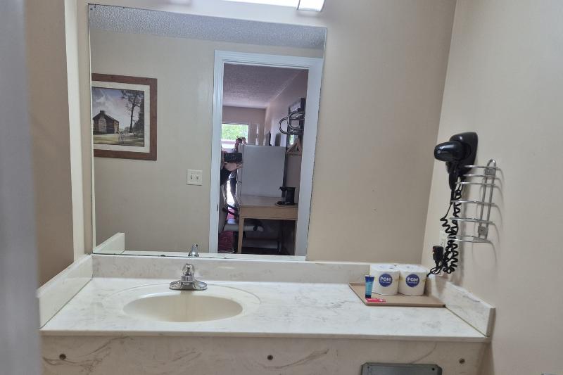 General Bragg Inn & Suites Chickamauga image