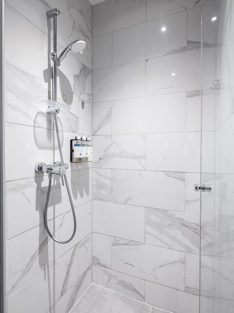 Numa L Bloc Rooms Apartments image