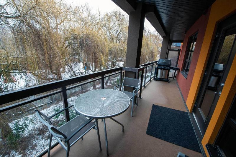 Pool Level 2 Bed 1 Bath Unit 371 — photo 2