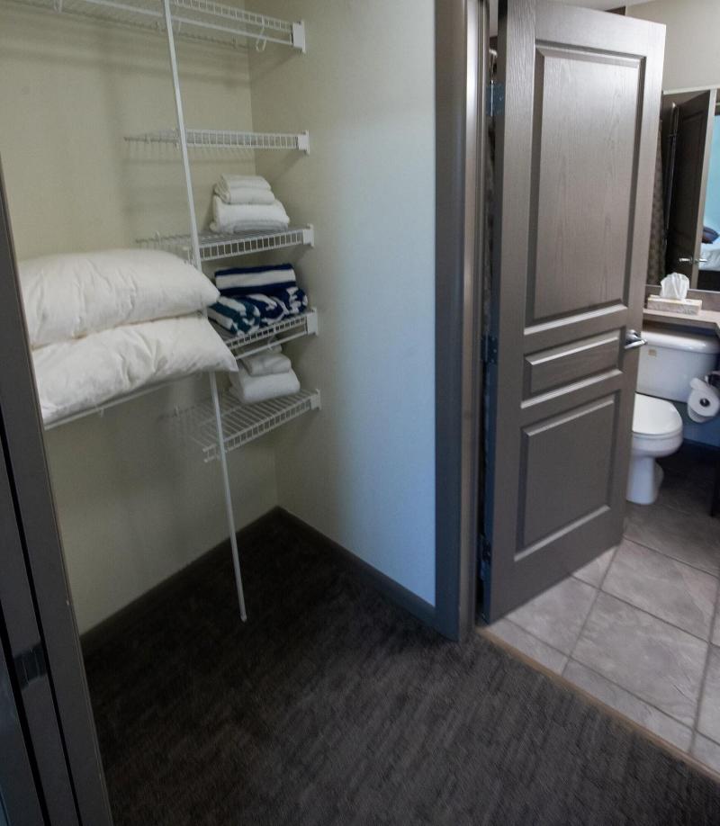 Pool Level 2 Bed 1 Bath Unit 371 — photo 4