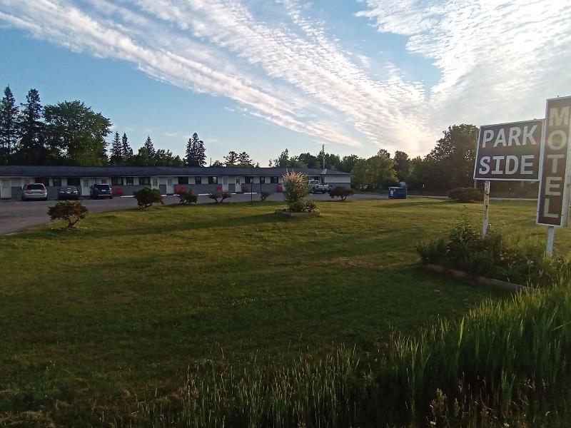 Park Side Motel — general view
