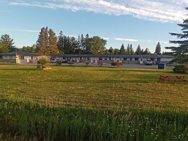 Park Side Motel — general view
