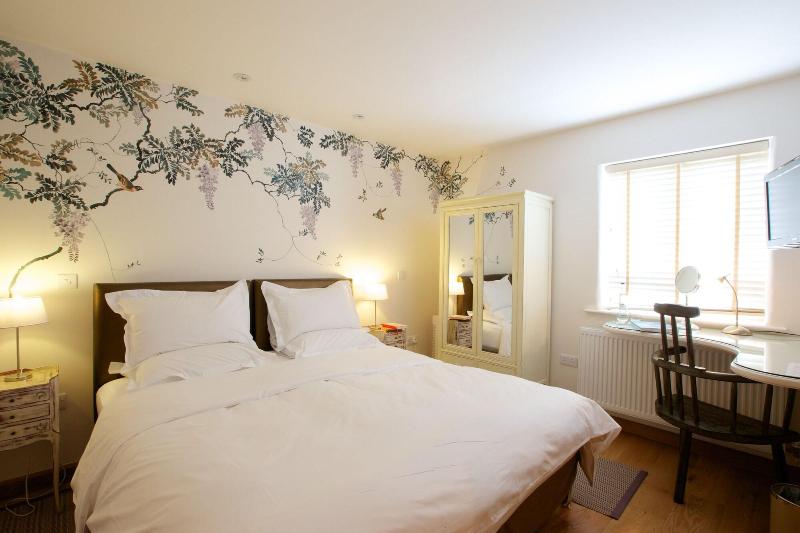 Eckington Manor image