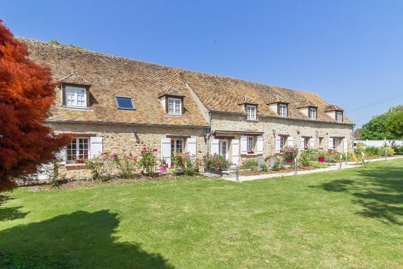 Domaine Des Trois Cha Teaux image