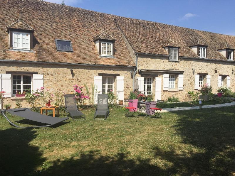 Domaine Des Trois Cha Teaux image