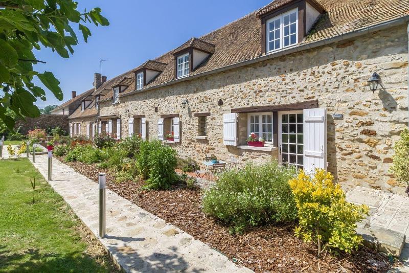 Domaine Des Trois Cha Teaux image