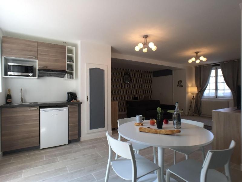 Domaine Des Trois Cha Teaux image