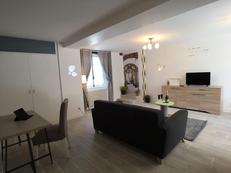 Domaine Des Trois Cha Teaux image
