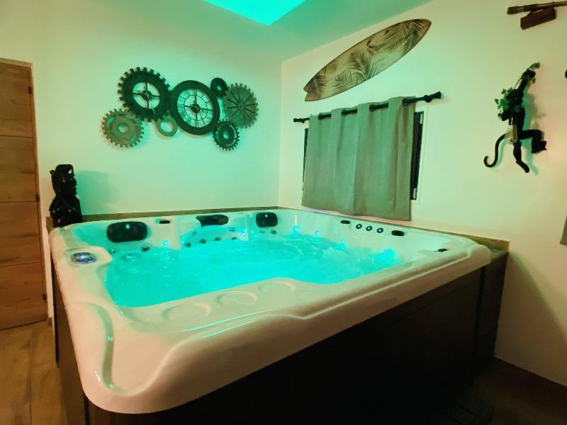 Domaine Des Trois Cha Teaux image
