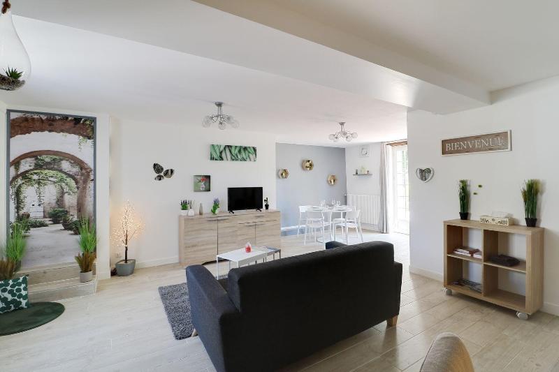 Domaine Des Trois Cha Teaux image