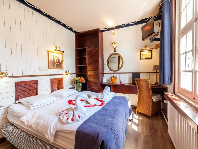 Boat Hotel De Barge image