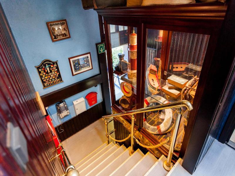 Boat Hotel De Barge image