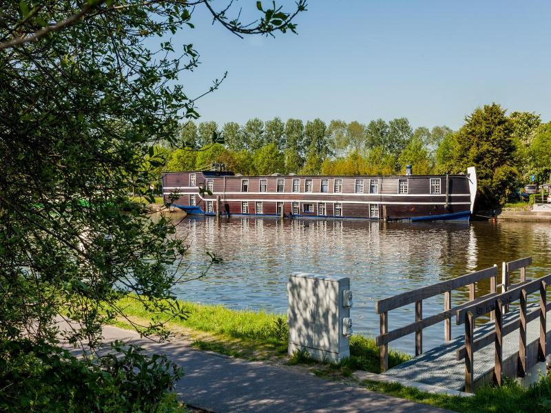 Boat Hotel De Barge image