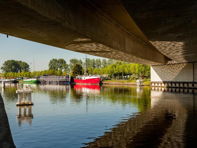 Boat Hotel De Barge image