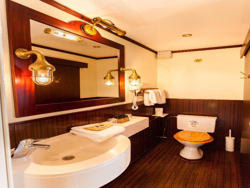Boat Hotel De Barge image