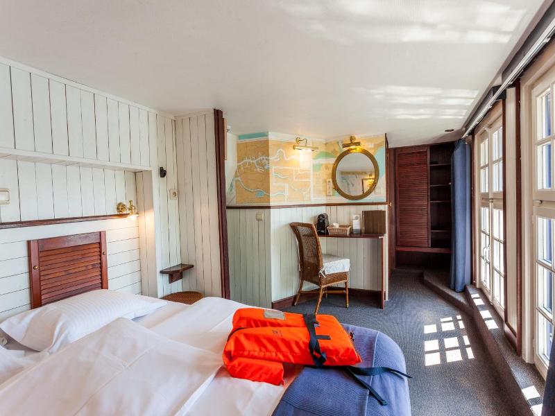 Boat Hotel De Barge image