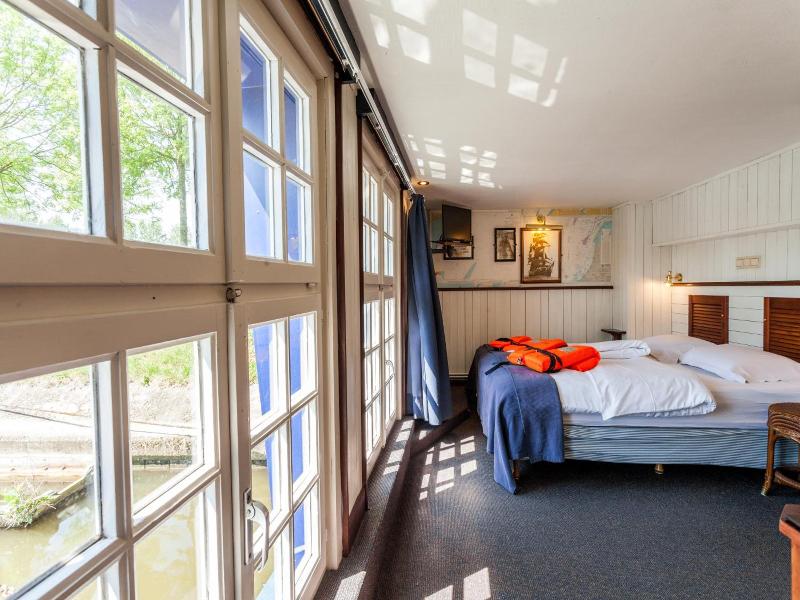 Boat Hotel De Barge image