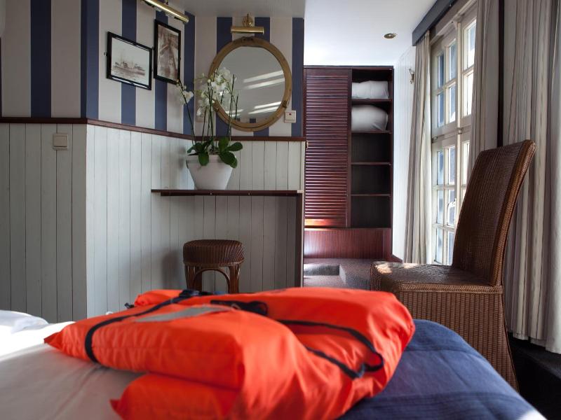 Boat Hotel De Barge image