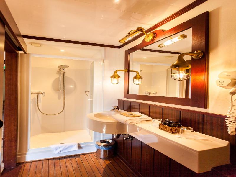 Boat Hotel De Barge image