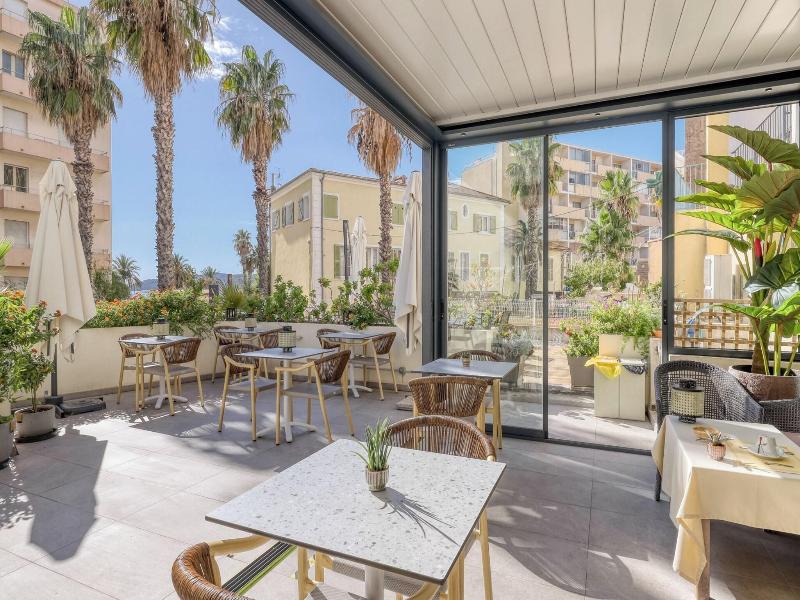 Anglade Hotel image