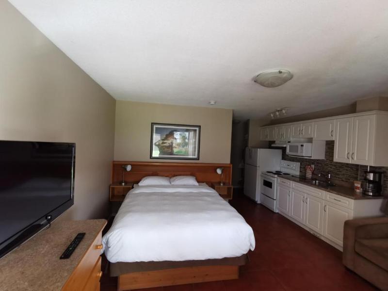 Sandy Beach Motel image