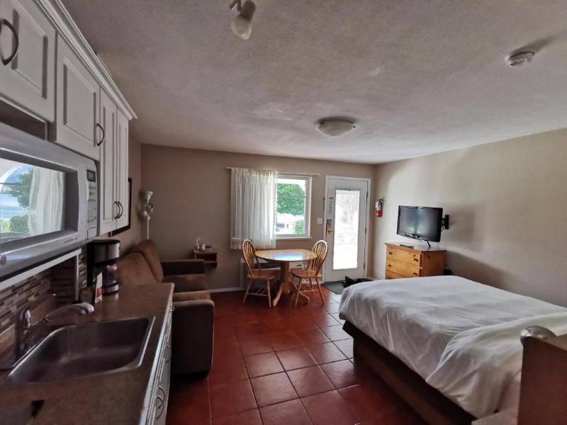 Sandy Beach Motel image