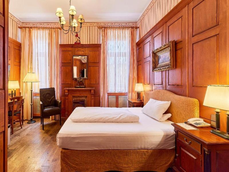Hip Hotel image