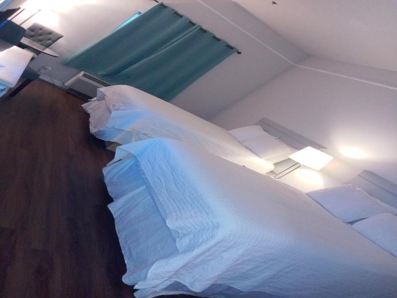 Deluxe 6 Inn Suites